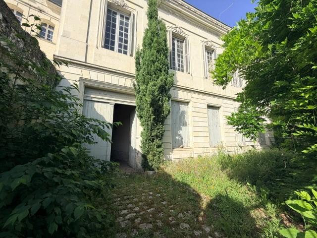 VENTE TRADITIONNELLE - MAISON - 9 PIECES - 303 M2 - A SAUMUR (49400)