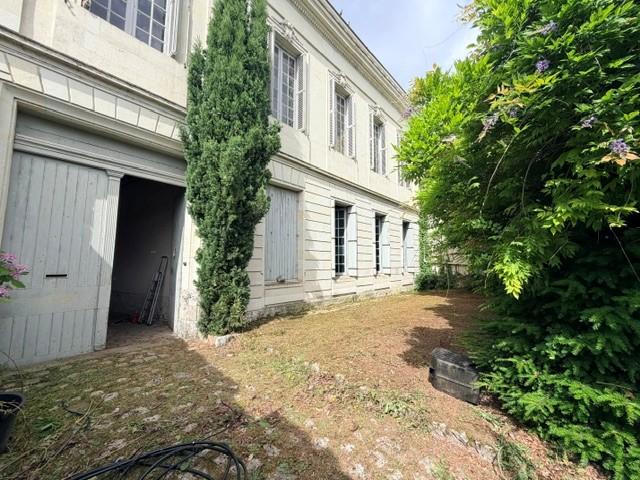 VENTE TRADITIONNELLE - MAISON - 10 PIECES - 334 M2 - A SAUMUR (49400)