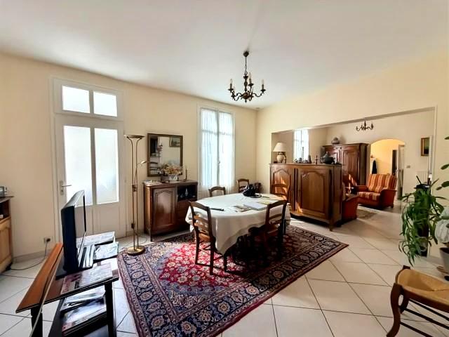 VENTE TRADITIONNELLE - MAISON - 7 PIECES - 203 M2 - A SAUMUR (49400)