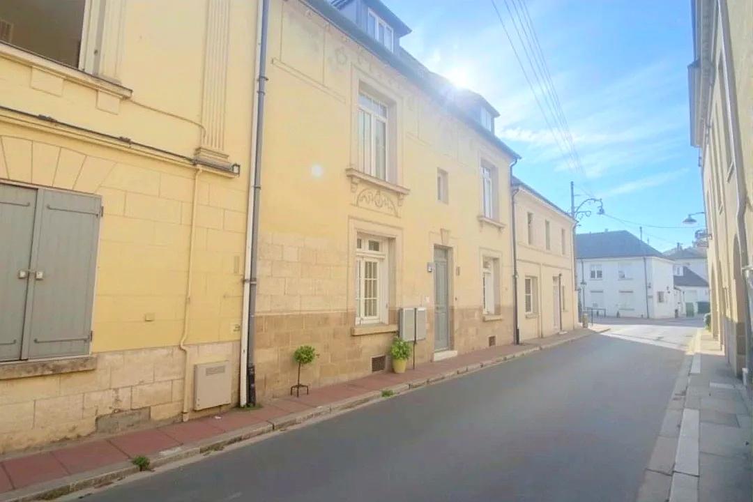 VENTE TRADITIONNELLE - MAISON - 8 PIECES - 200 M2 - A SAUMUR (49400)